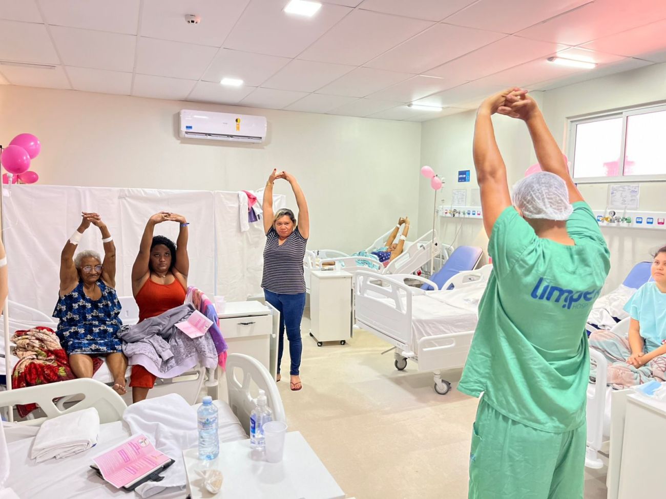 Pacientes e acompanhantes realizaram exercícios e receberam orientações de saúde