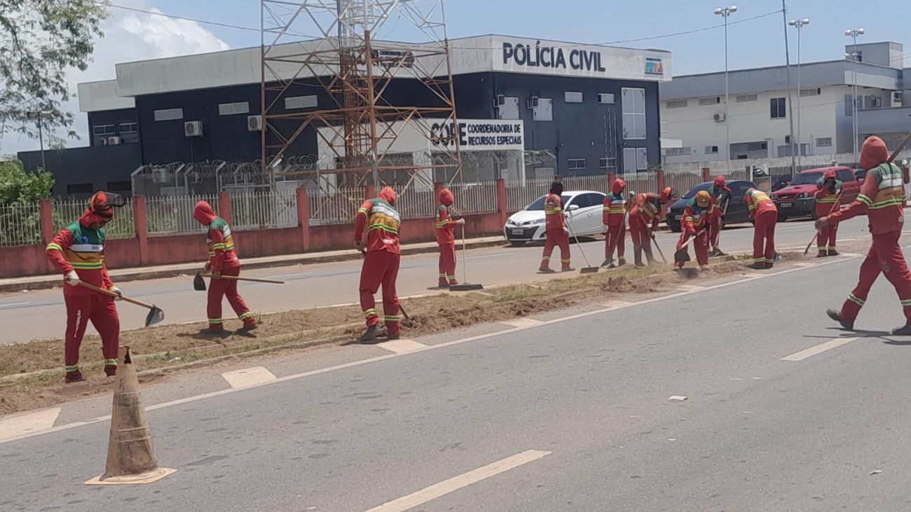 Setrap faz a retirada de entulhos, roçagem e pintura nos canteiros centrais e laterais