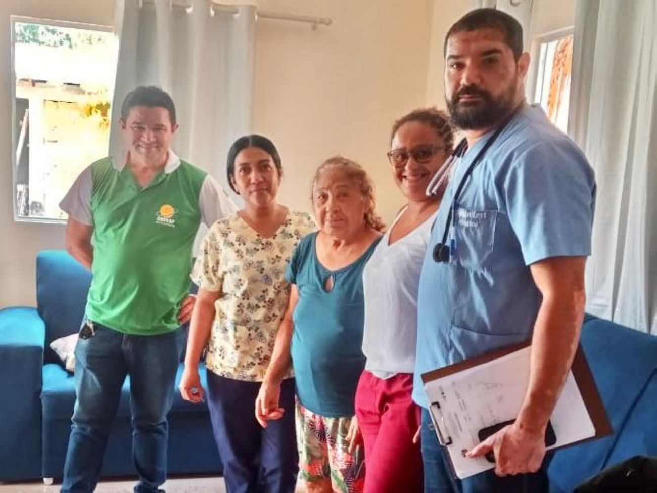 Paciente Enilda Barbosa (azul) e a filha Alcineia ao lado da equipe que a acompanhou durante dez dias