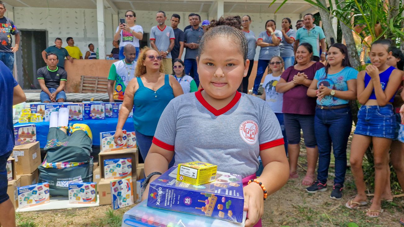 Os 135 estudantes da escola foram beneficiados com materiais e brinquedos educativos