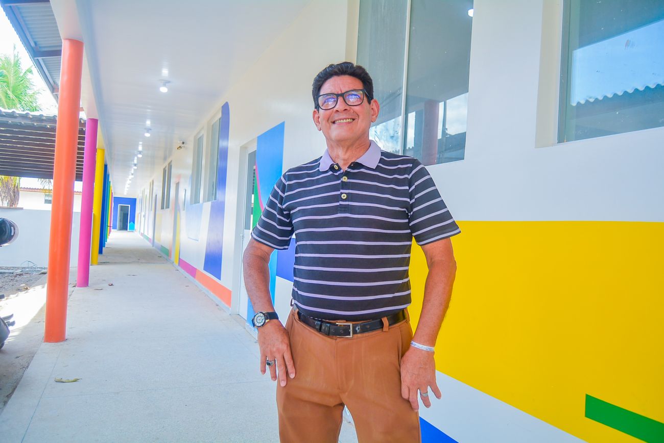 Na escola, José acompanha o avanço no andamento dos serviços, como a pintura nova nas paredes