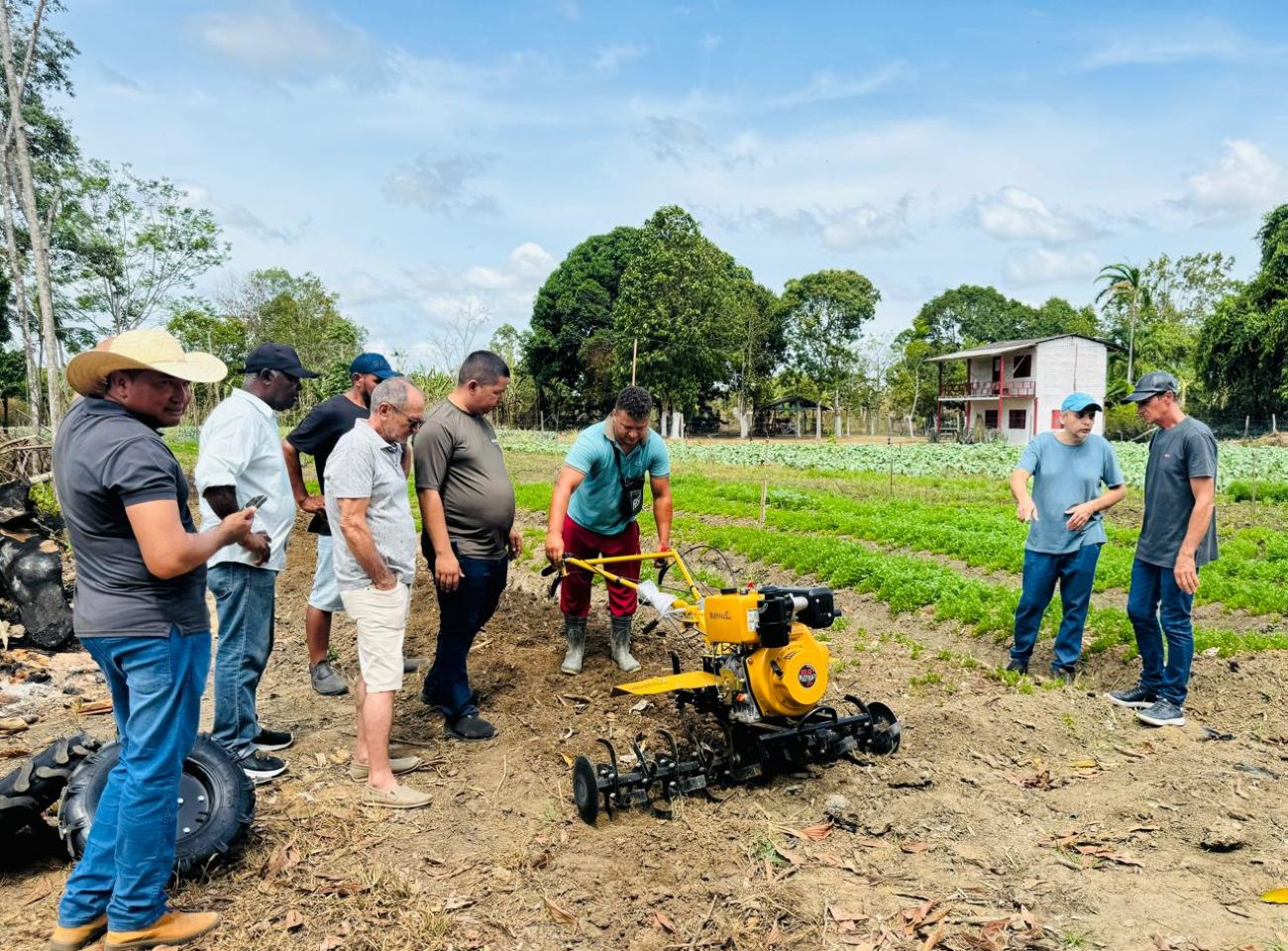 Equipe técnica da SDR, realizando cursos de orientações de uso do novo equipamento agrícola para os produtores