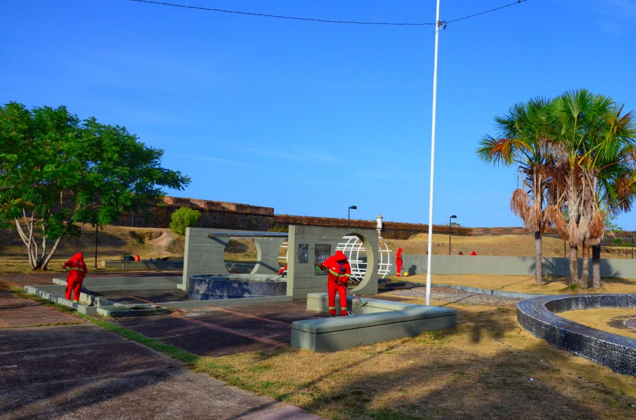 As equipes trabalham para preparar o Parque do Forte para mais uma edição da Folia Literária Internacional