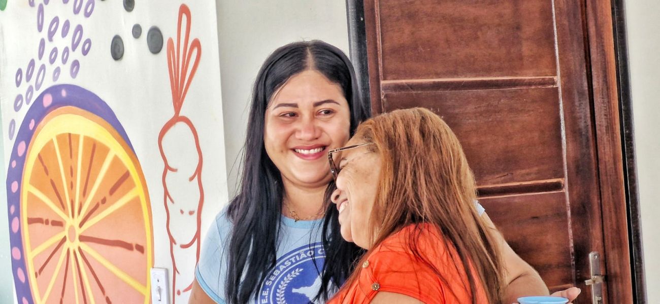 Fabíola e a tia, Olinda Brabo, comemoram a entrega da nova escola