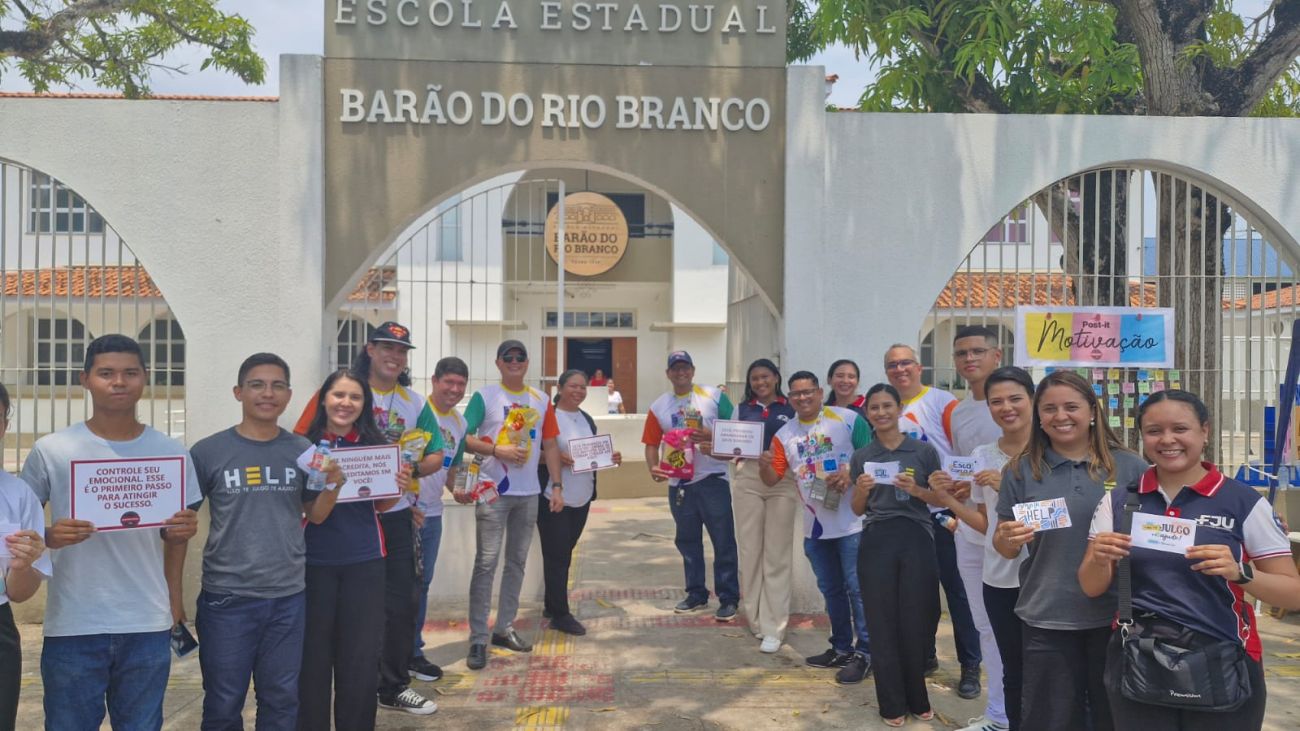 Professores da Central do Enem distribuíram doces, canetas e palavras de incentivo aos estudantes