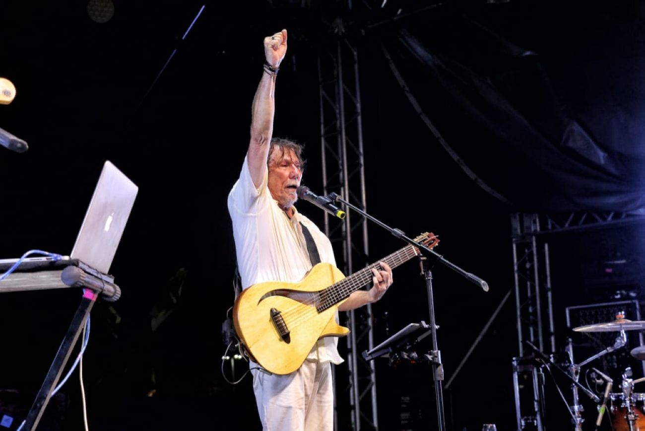 Lenine subiu ao palco e abriu o show com o sucesso ’Simples assim’