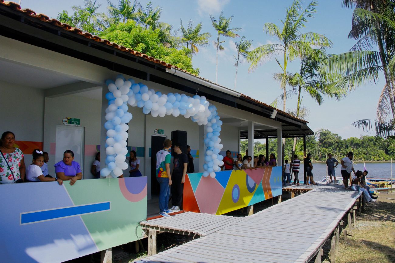 A escola fica localizada na comunidade ribeirinha Ipixuna Miranda