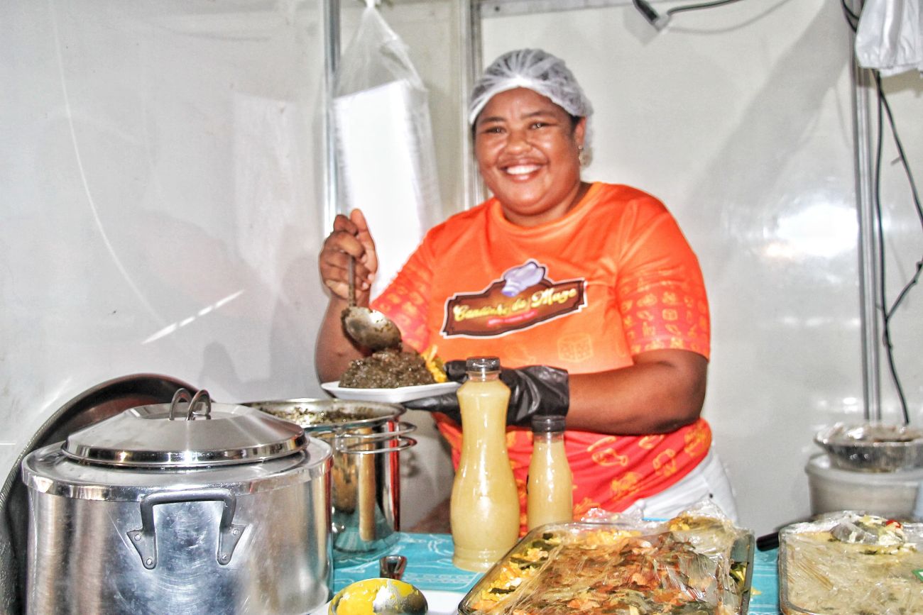 Eloany da Silva Santos, afirma que as comidas típicas são as mais vendidas no evento