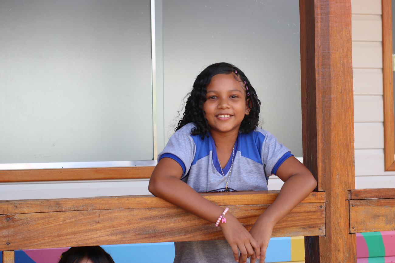 Melissa dos Santos, de 10 anos, comemora a entrega da escola