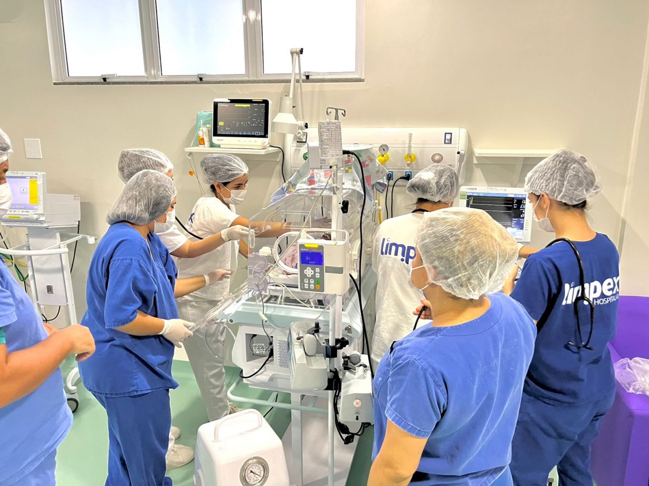 Equipe multiprofissional acompanhou a transferência de cada bebê para a nova UTI Neonatal