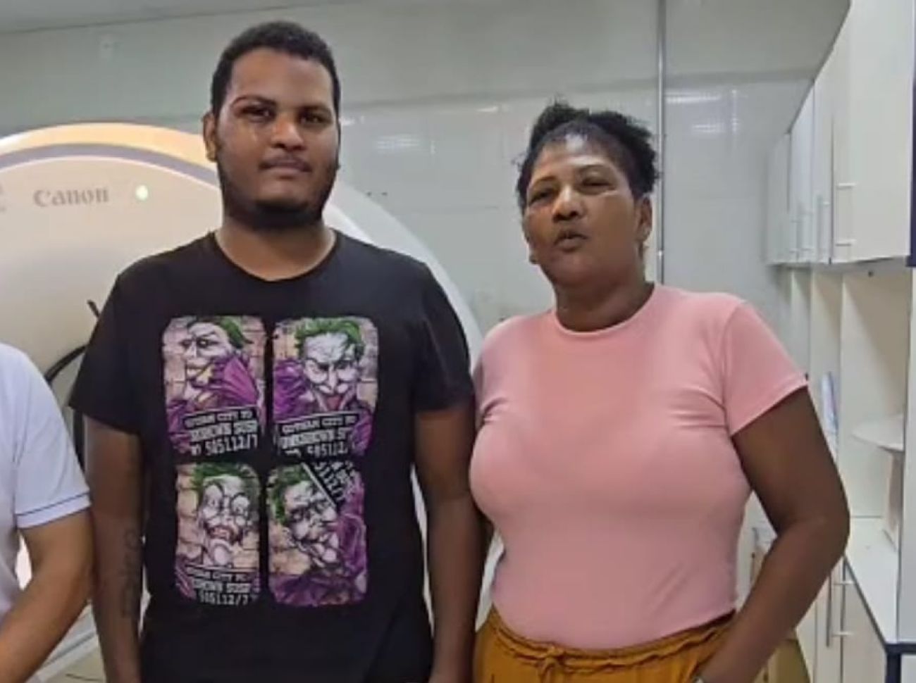 Lucas Coutinho junto a sua mãe, Vera Coutinho, no dia que recebeu alta. Em vídeo pessoal ambos fazem agradecimento a equipe médica do HE