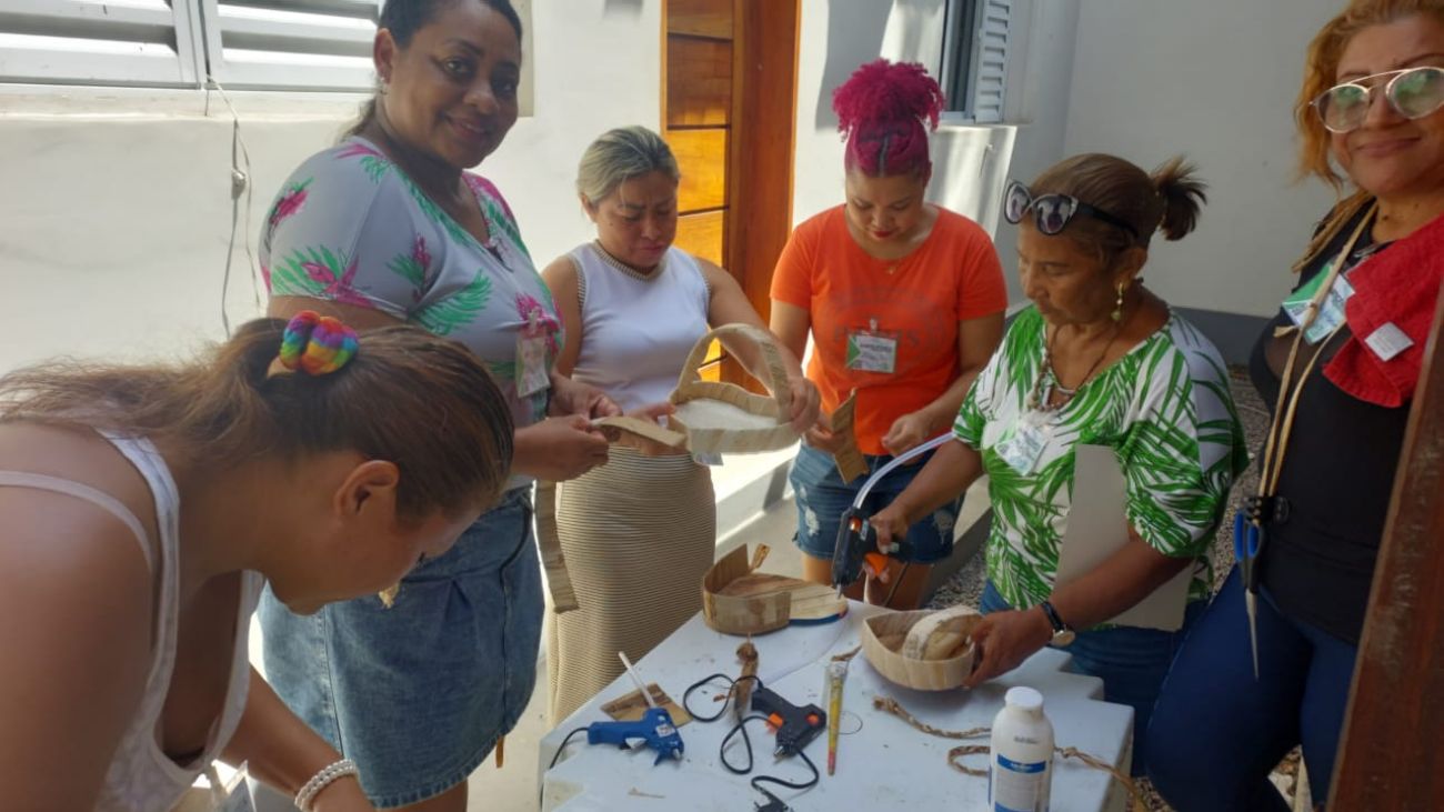 Estão sendo confeccionadas bolsas, biojoias, chinelos, chapéus e artigos utilitários