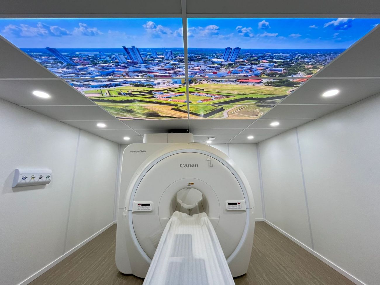 Sala de ressonância magnética conta com ambientação da sala para relaxar o paciente durante o exame