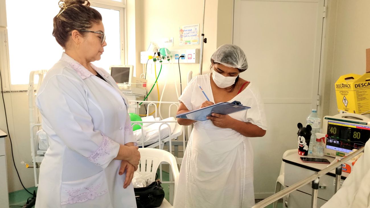Delma Cruz, começou a receber as orientações para manusear os aparelhos e cuidar do filho em casa
