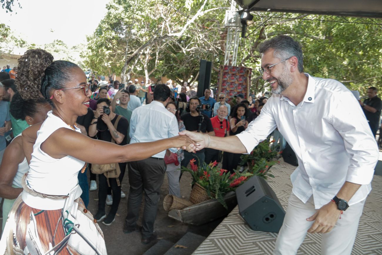 Governador Clécio Luís segurando a mão de Joelma Menezes, presidente da Associação do Território Quilombo do Rosa