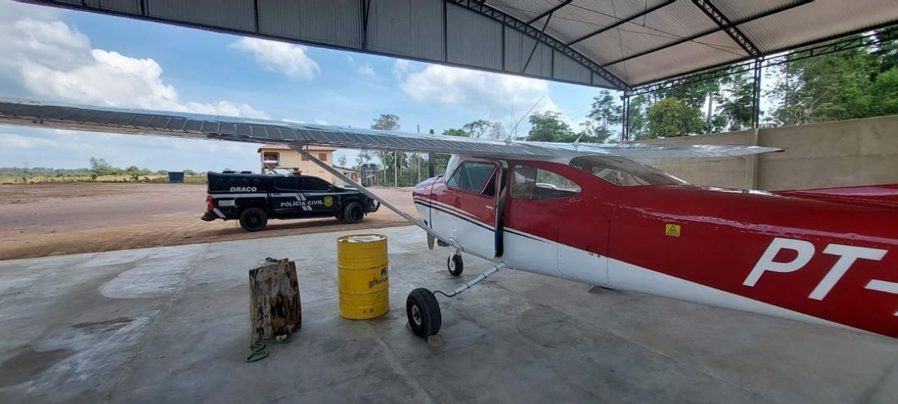 Uma aeronave, armas e ouro foram apreendidos pelos policiais