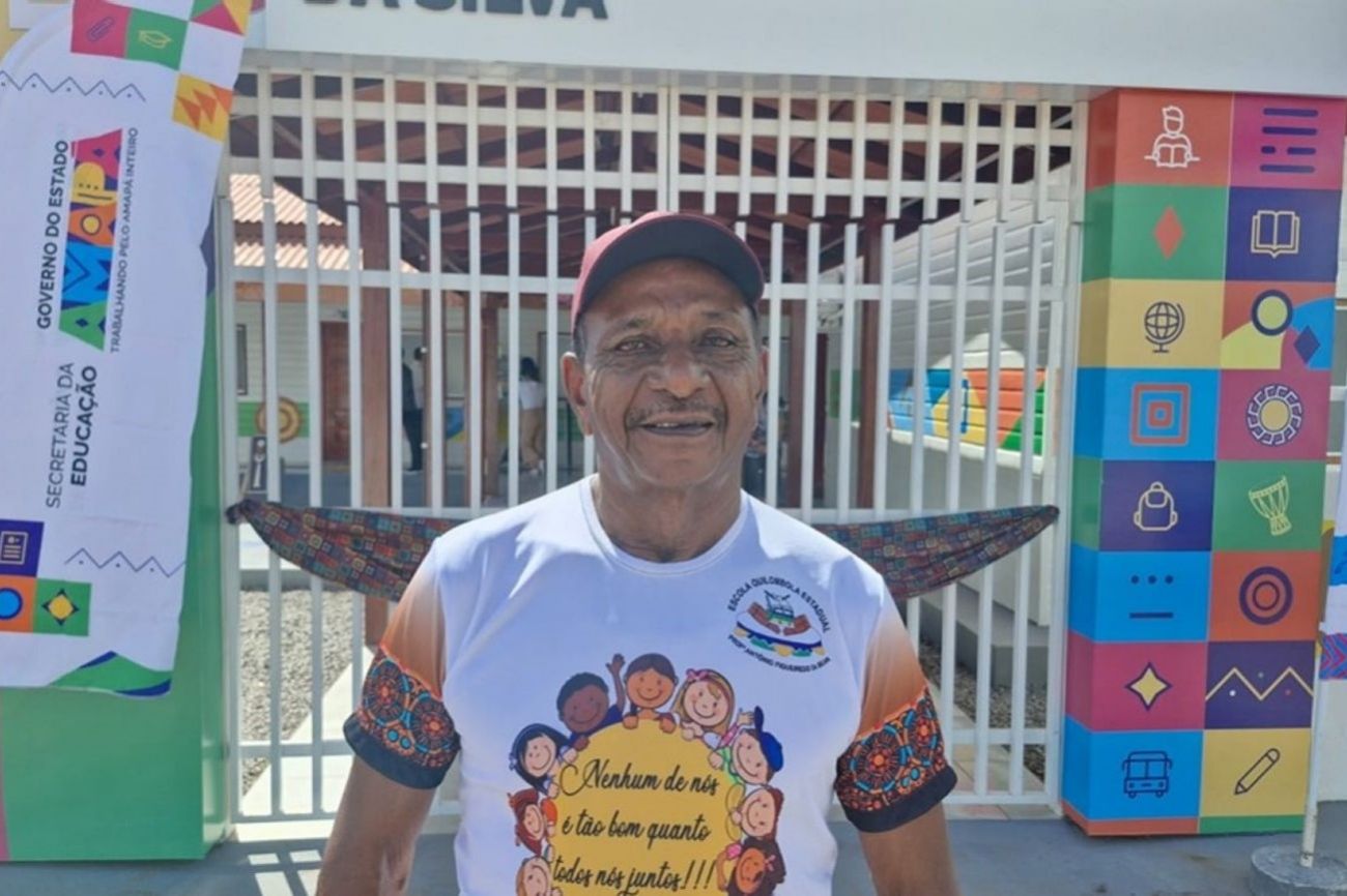 Alegre, o transportador José Carlos Pereira comemora entrega da escola totalmente revitalizada