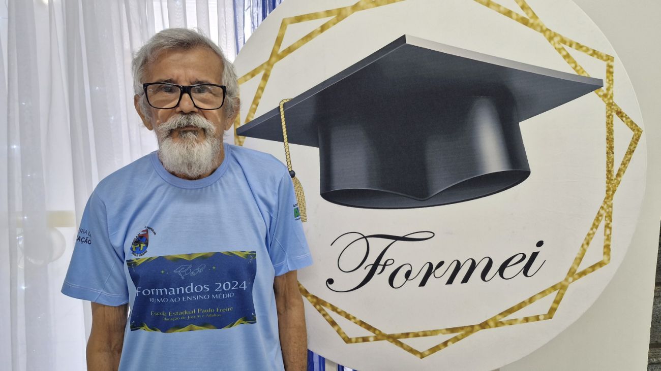 Formando da EJA Antônio Costa, d e 75 anos