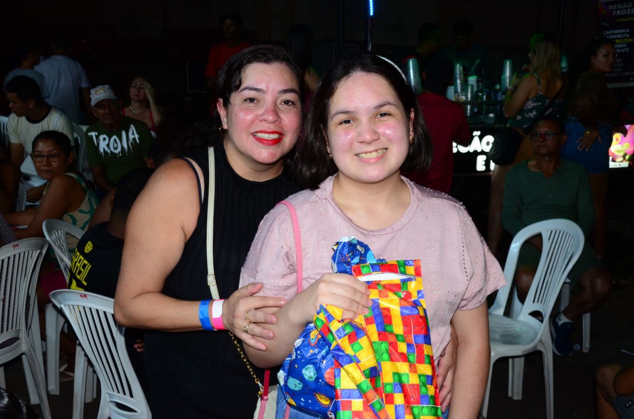 Karla Rodrigue e sua filha autista, Evelyn Gabrielle, de 13 anos, participaram pela primeira vez do 'Natal Luz'