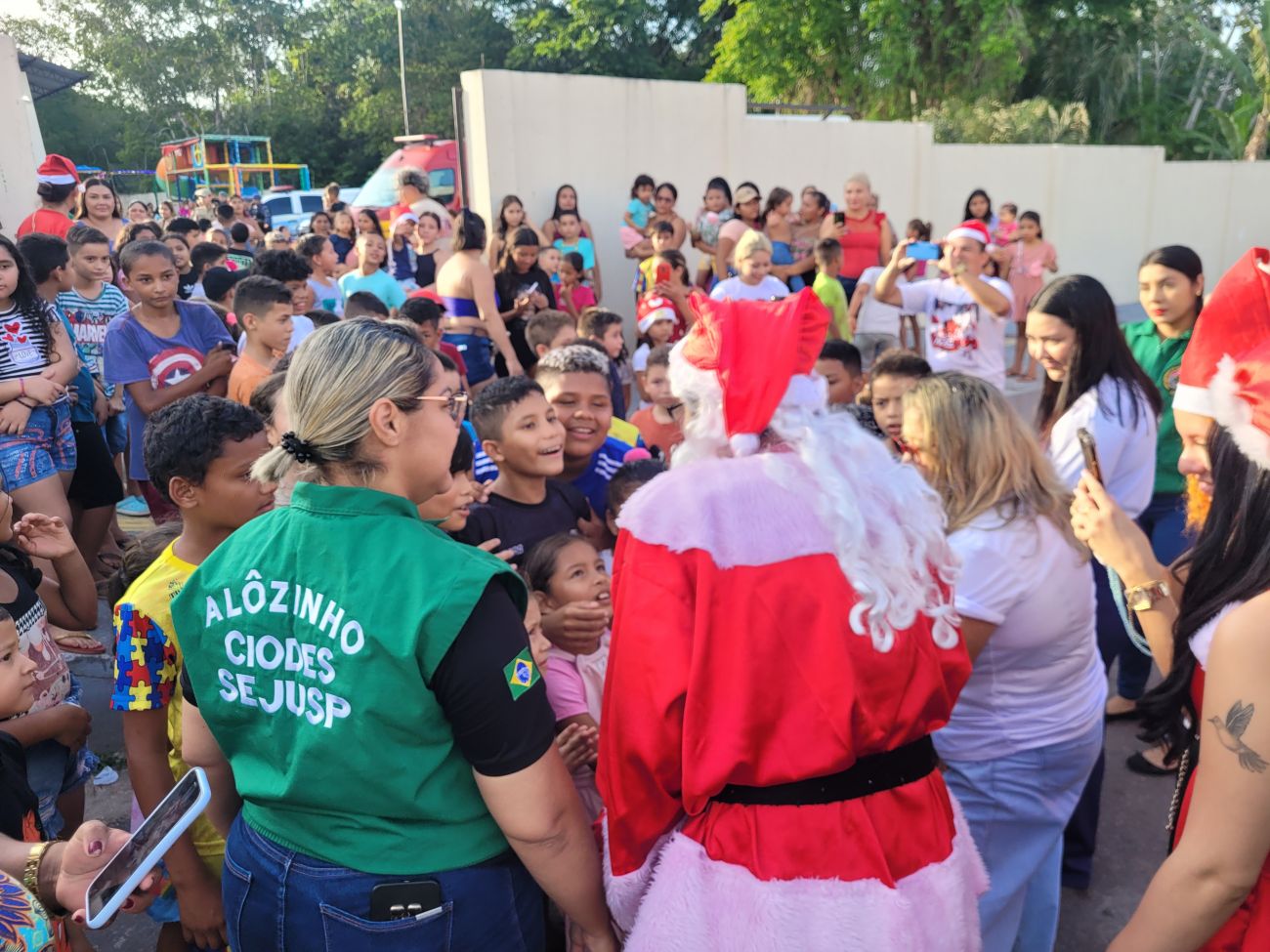 Alegria e magia marcaram o encontro de Papai Noel com as crianças no evento