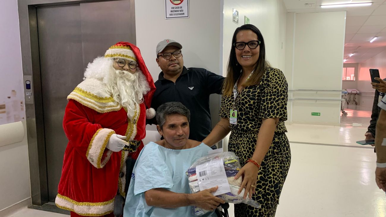 Ao receber alta do anexo do HE, o paciente Edilson Tavares ganhou uma cesta de alimentos