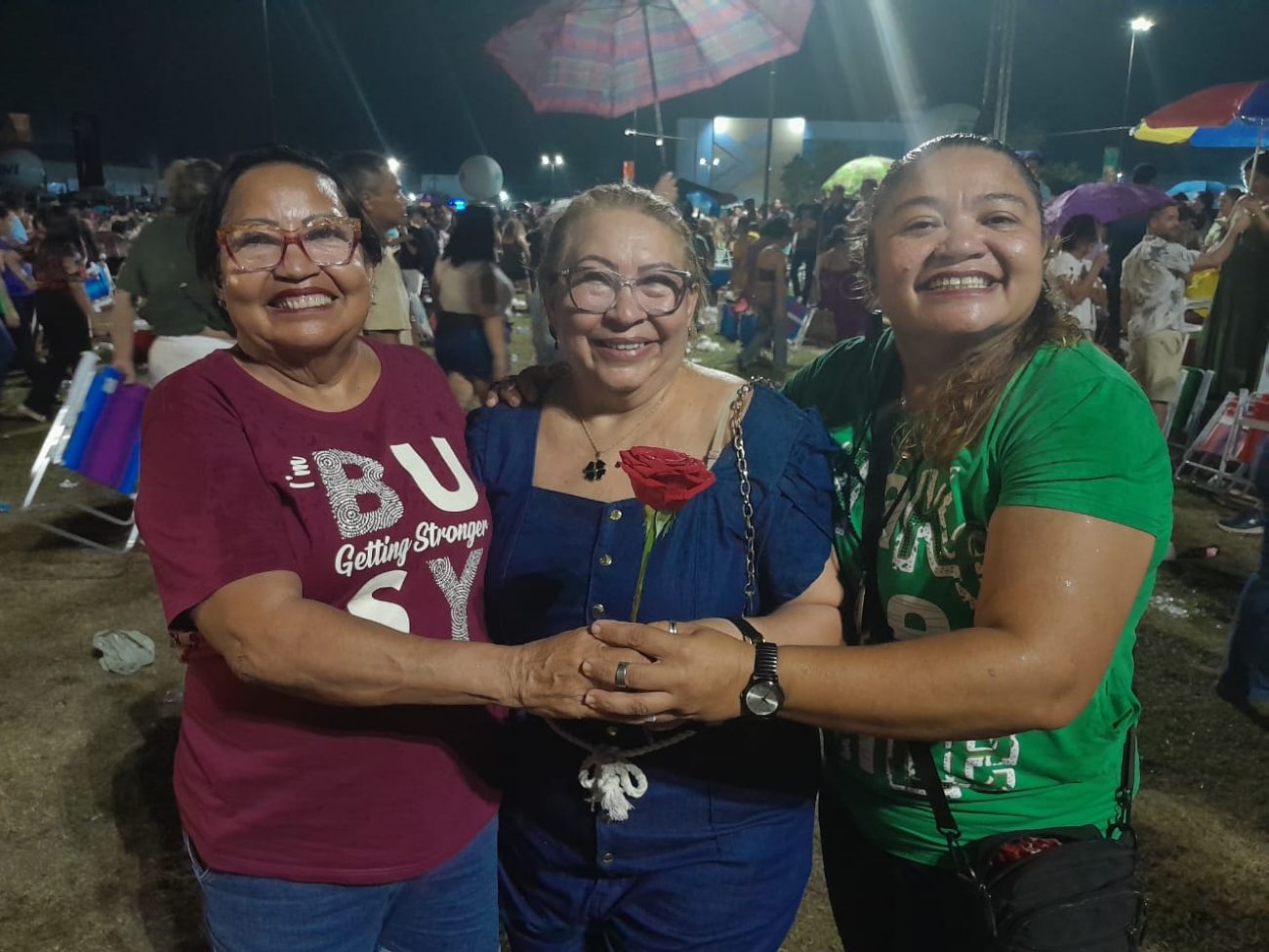 Roseane Siqueira junto com a mãe e a tia receberam a rosa e irão homenagear familiar falecida que era fã de Roberto Carlos