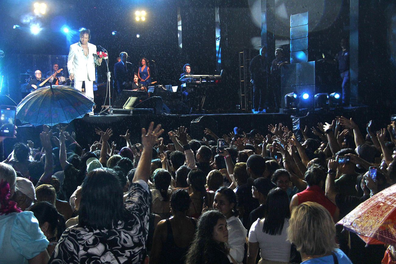 Roberto Carlos fez show gratuito na abertura do Réveillon do Amapá no sábado, 28