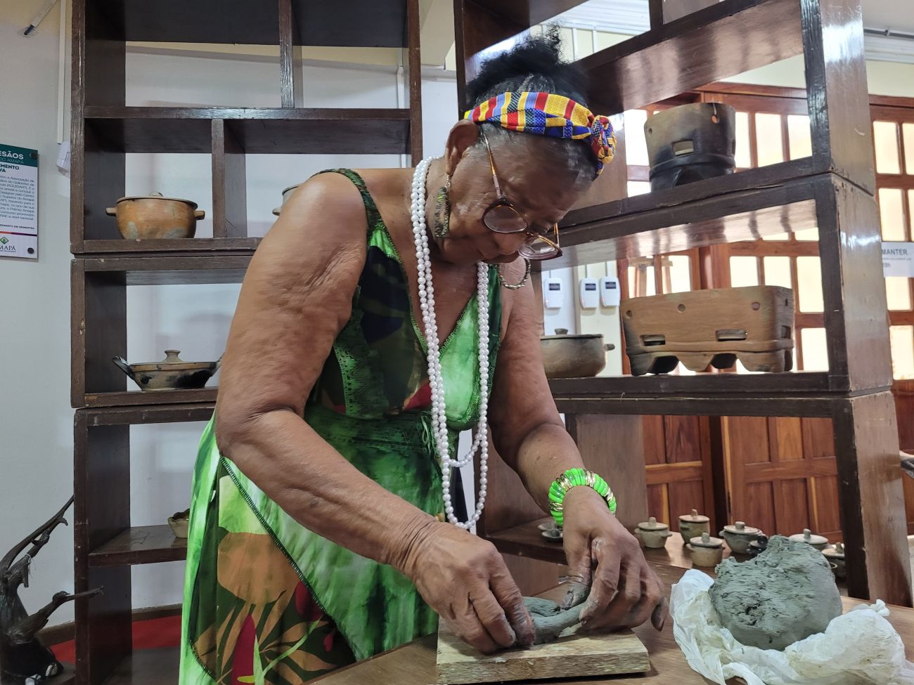 Aos 84 anos, mestra artesã Marciana Nonata mostra habilidade na produção de louças com a argila