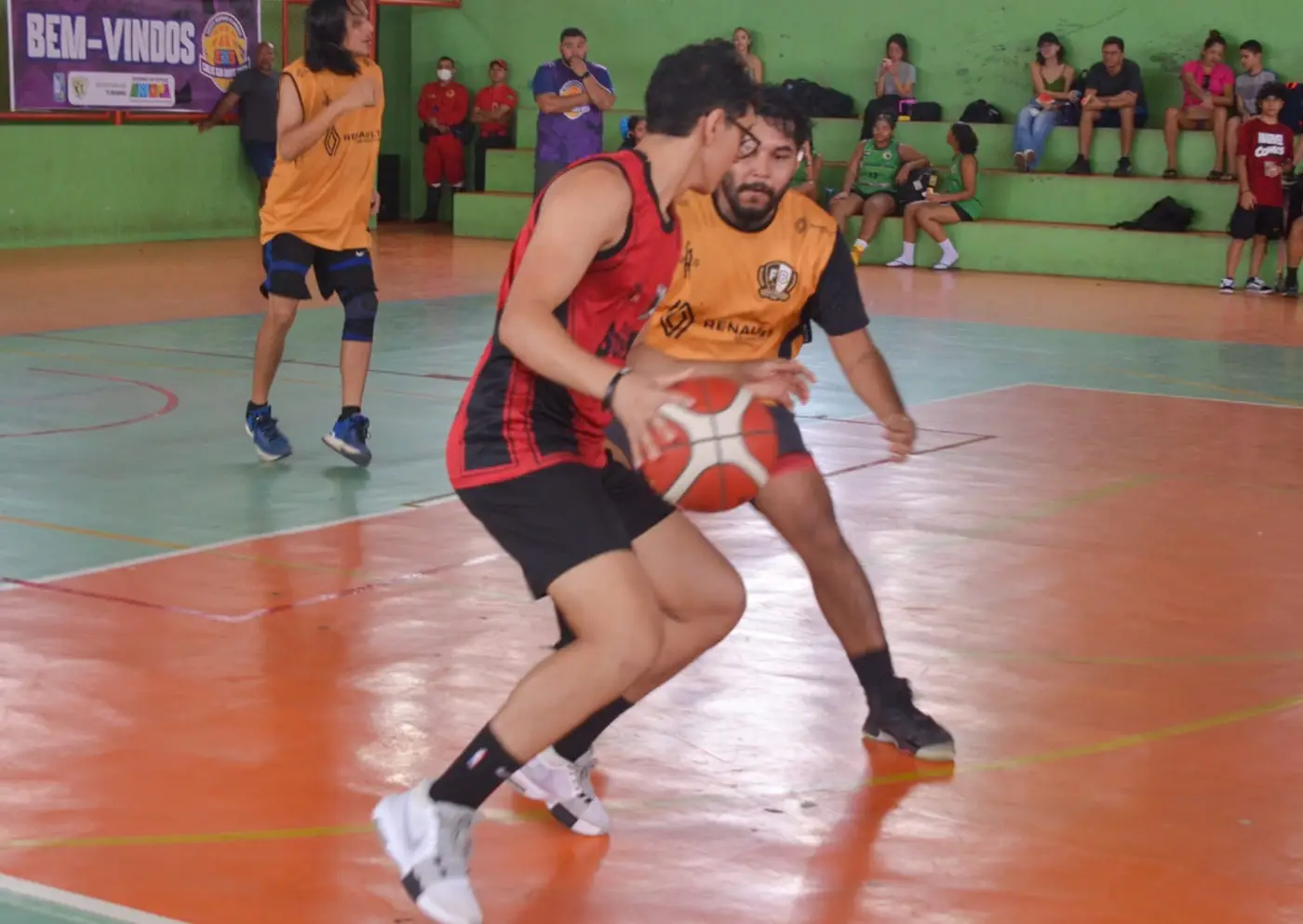 As equipes sub-24 Superior e Kim Jong-Nay Jr foram uma das primeiras a entrar na quadra da escola Santina Rioli, em Macapá