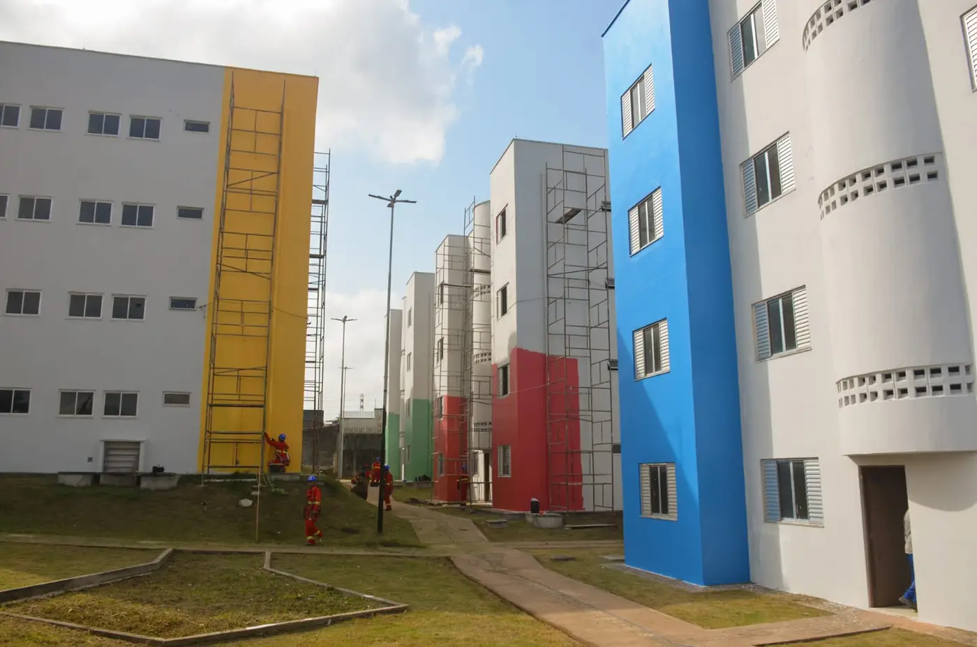 Equipes atuam nos acabamentos de pintura, paisagismo, urbanização e asfaltamento