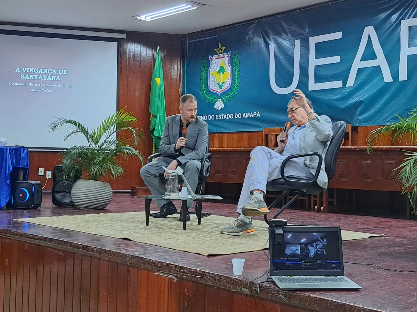 O pesquisador discutiu a importância de pensar a História nos dias de hoje e a relação da área com a Filosofia