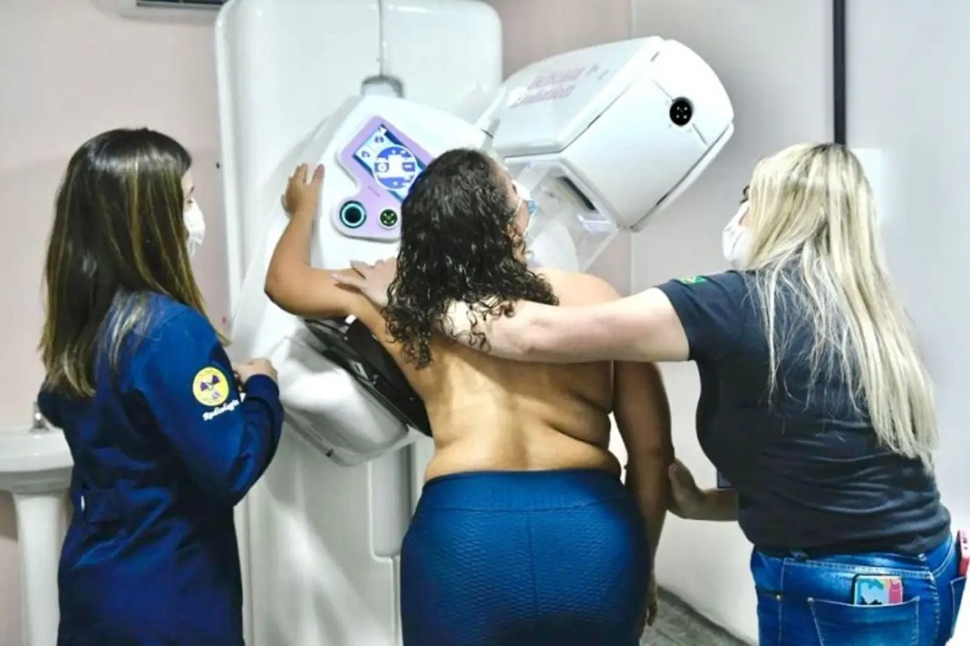 Com uma abordagem mais acolhedora, profissionais aprenderam técnicas para minimizar desconforto durante a mamografia