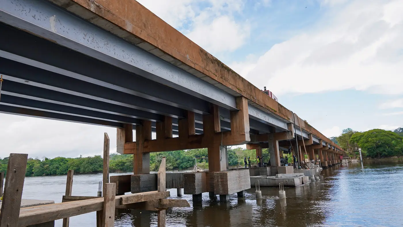 A equipe está realizando um reforço estrutural em toda a base de concreto da ponte com o intuito de torna-la mais resistente