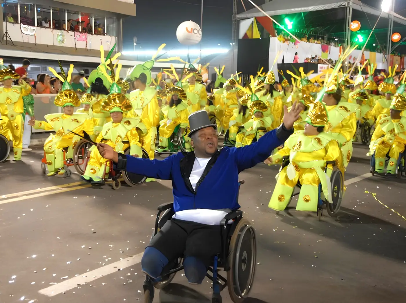 Joelson desfilando pela escola de samba Piratas Estilizados em 2020