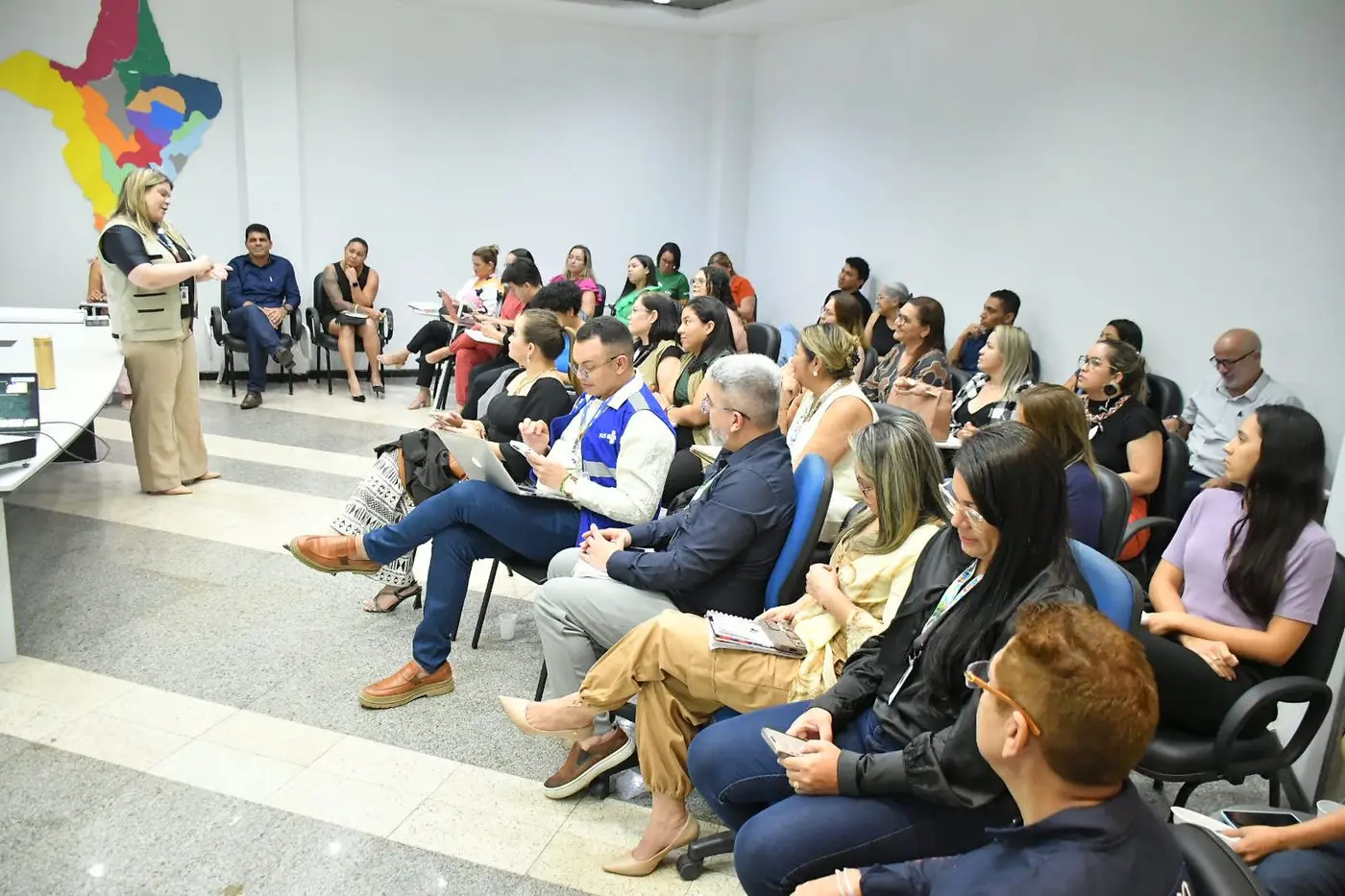 Encontro, que ocorreu na Sesa, debateu a assistência à população e a reorganização dos serviços de combate à dengue