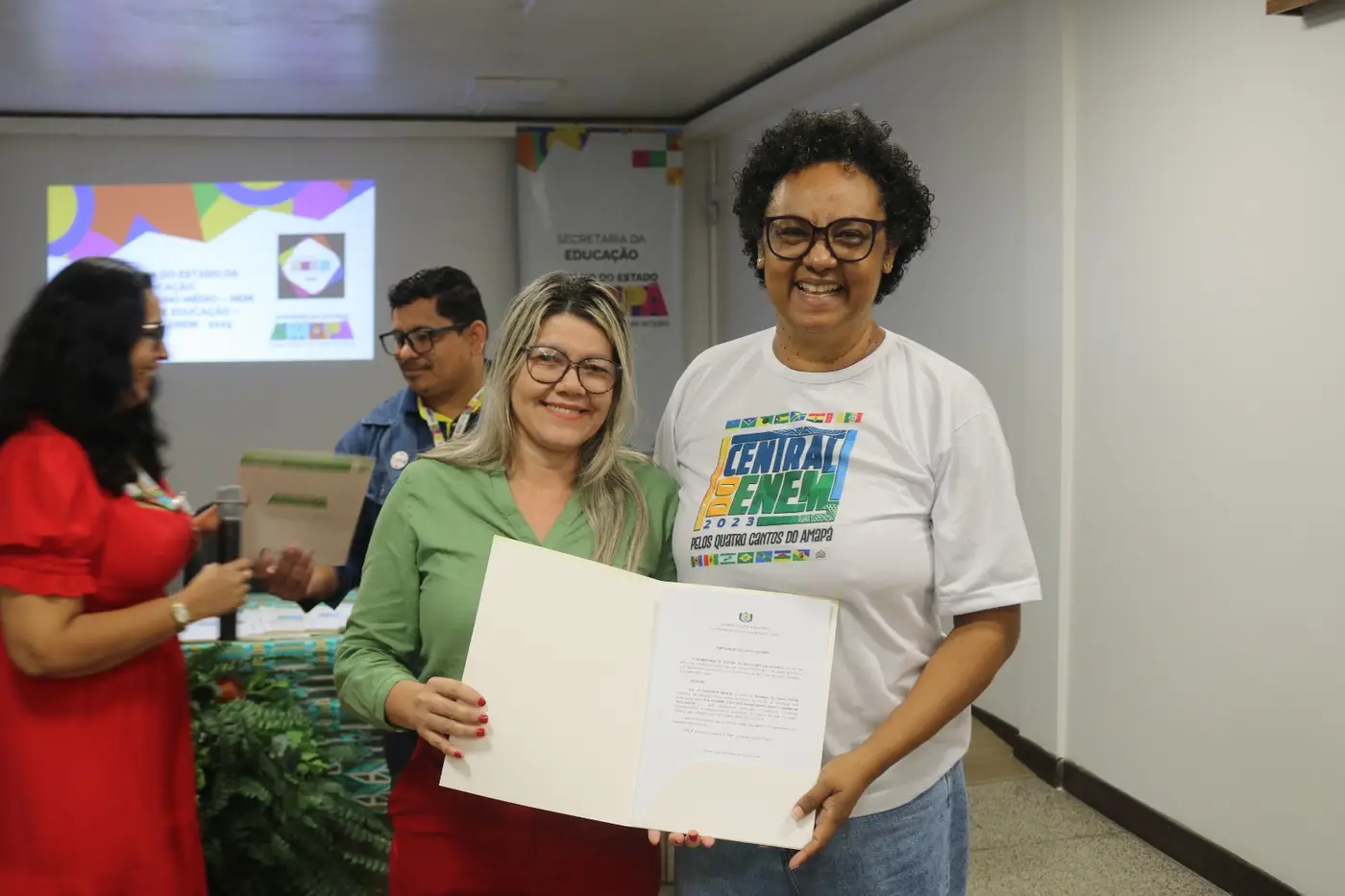 Alexnara Maciel recebendo a Portaria de elogio
