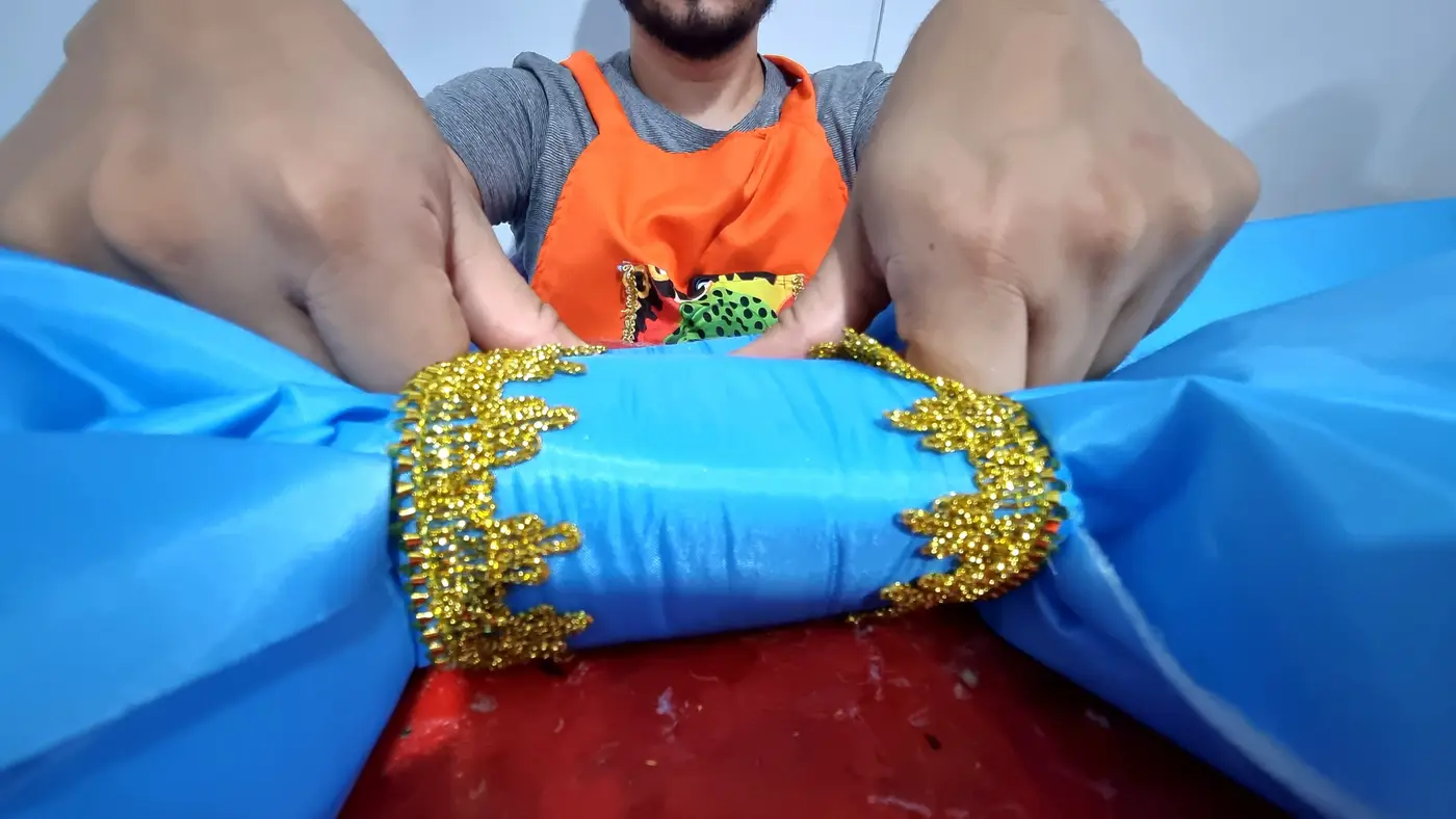 Os carnavalescos estudam o enredo escolhido pela escola de samba e começam a desenvolver as ideias para o desfile