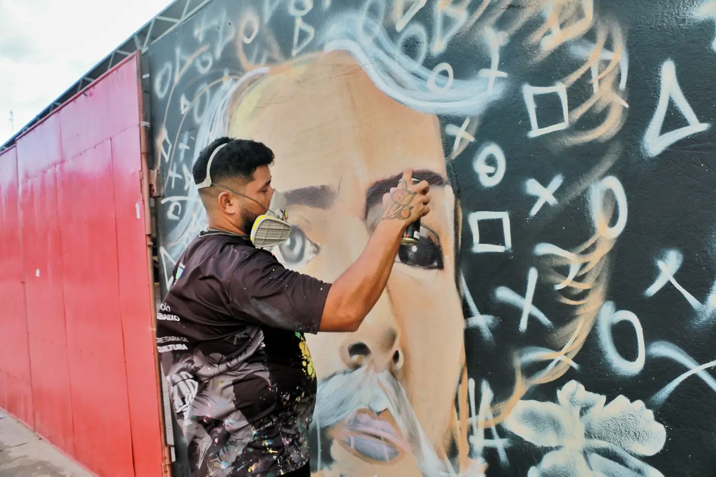 Muro na orla do bairro Araxá virou tela para que os artistas expressem simbolismos da capital
