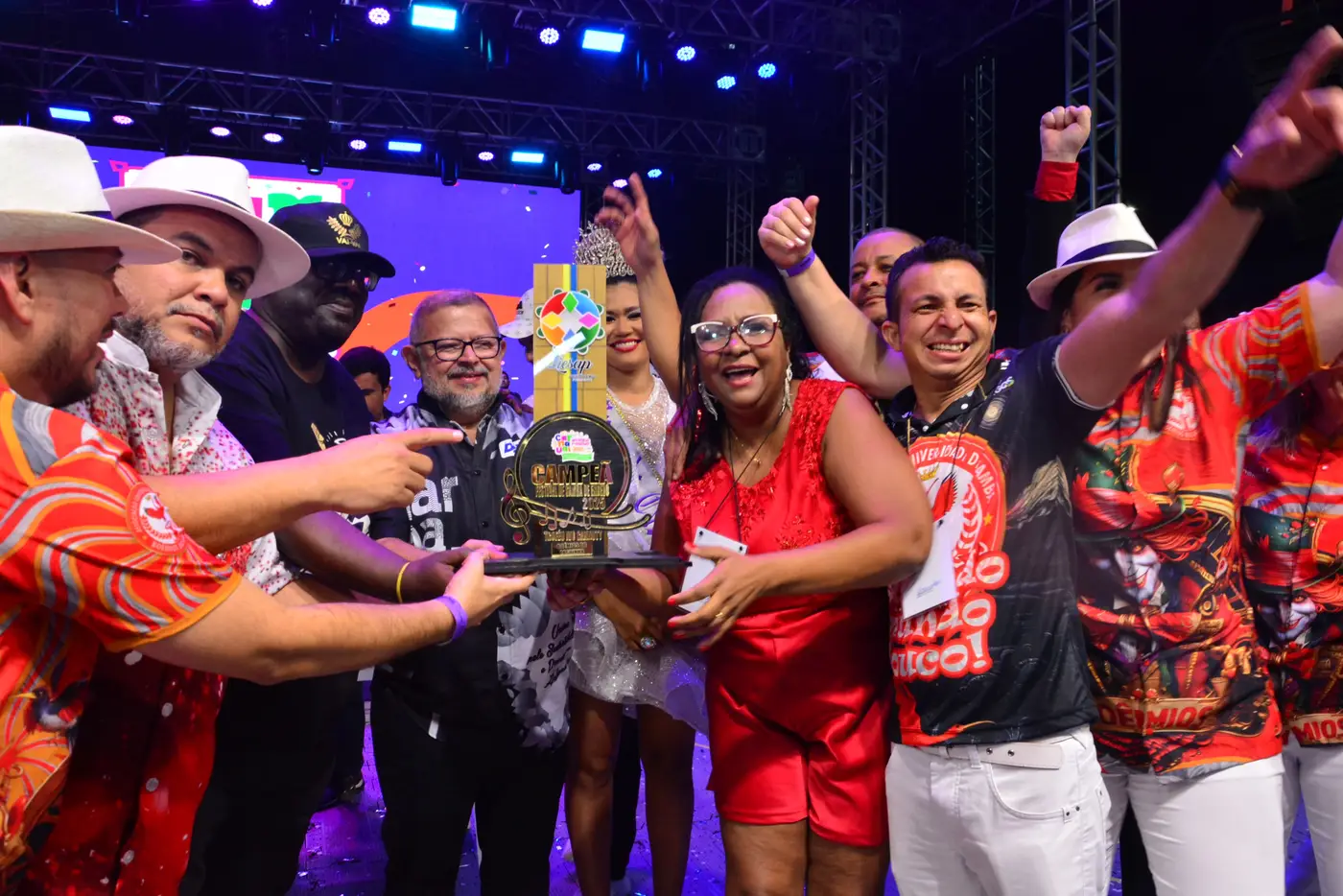 Boêmios do Laguinho com o troféu Ivo Cannuty de campeã do Festival de Samba de Enredo 2025