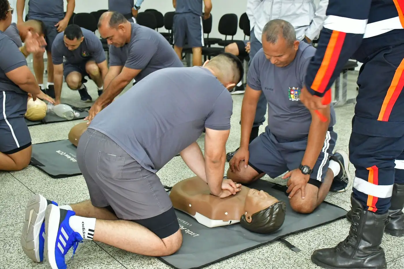 Policiais reproduziram, na prática, técnicas de como agir em casos de desmaio, engasgo, convulsão e fraturas