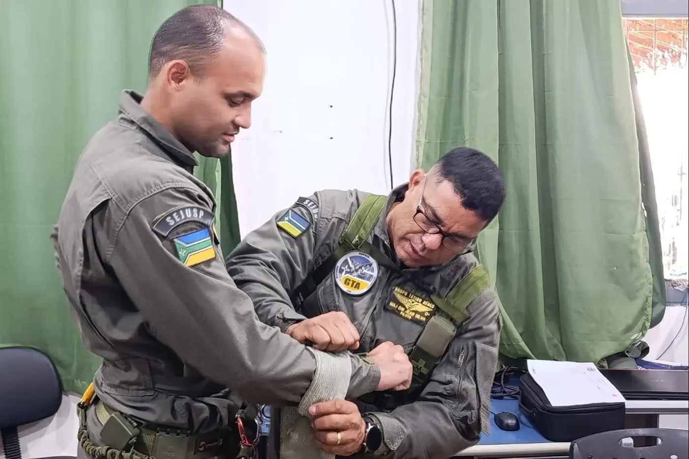 Major Jean Silva, piloto do GTA, durante aula prática para conter sangramentos de pessoas nos resgates