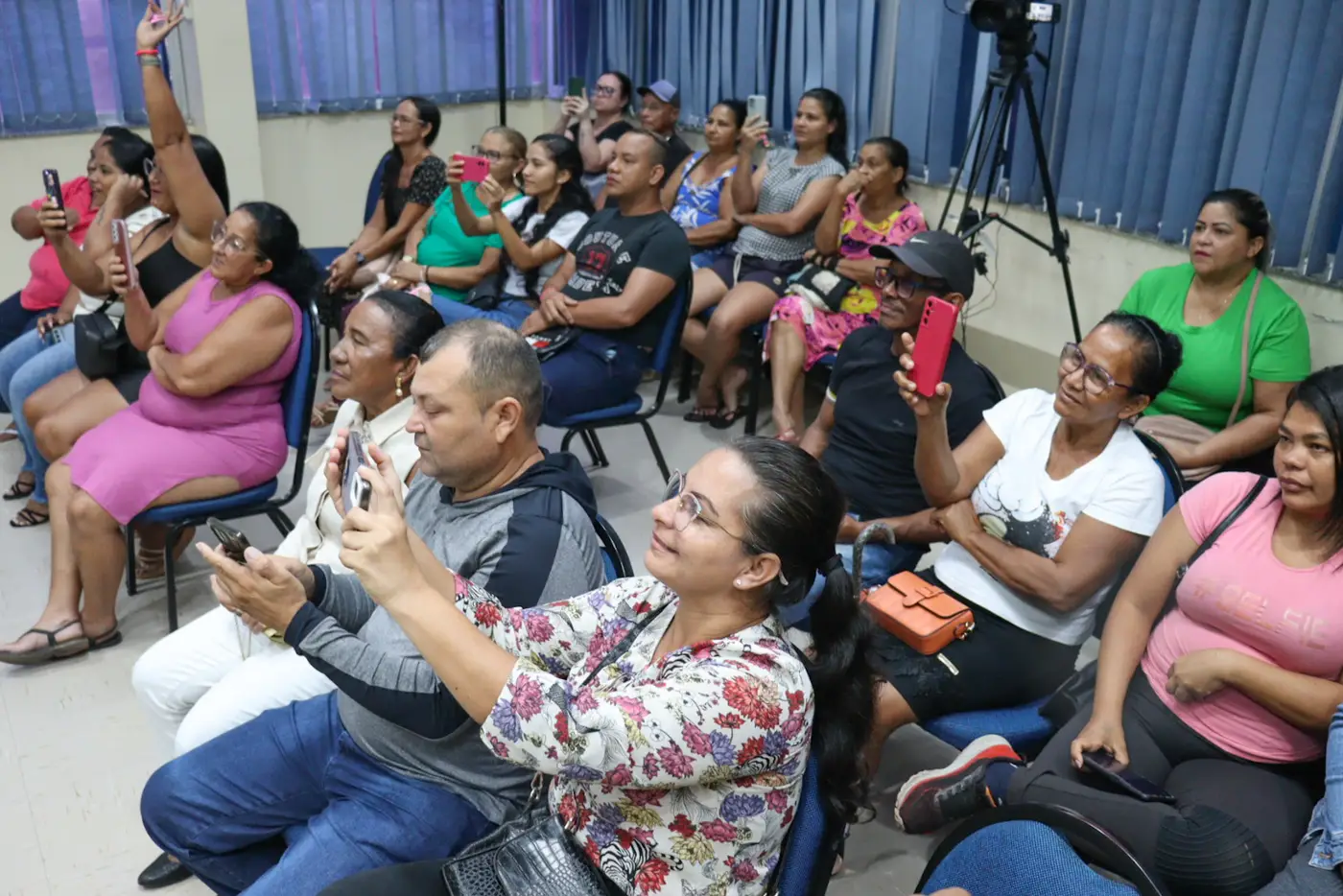 Famílias acompanharam presencialmente a divulgação dos novos endereços. A lista completa foi publicada no Diário Oficial