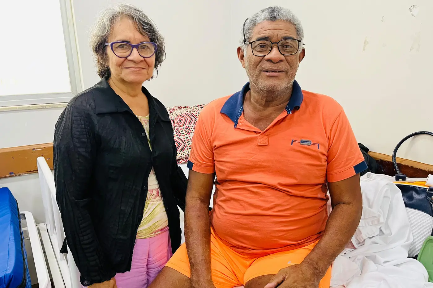 Casal Angela e Manoel Flávio Barbosa durante atendimento no Hospital de Emergência de Macapá