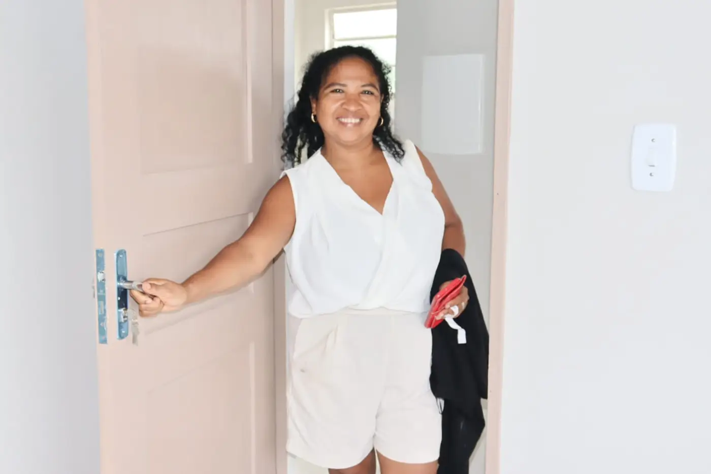 Ao adentrar em seu novo apartamento, Iolanda Almeida, de 49 anos, encheu-se de alegria