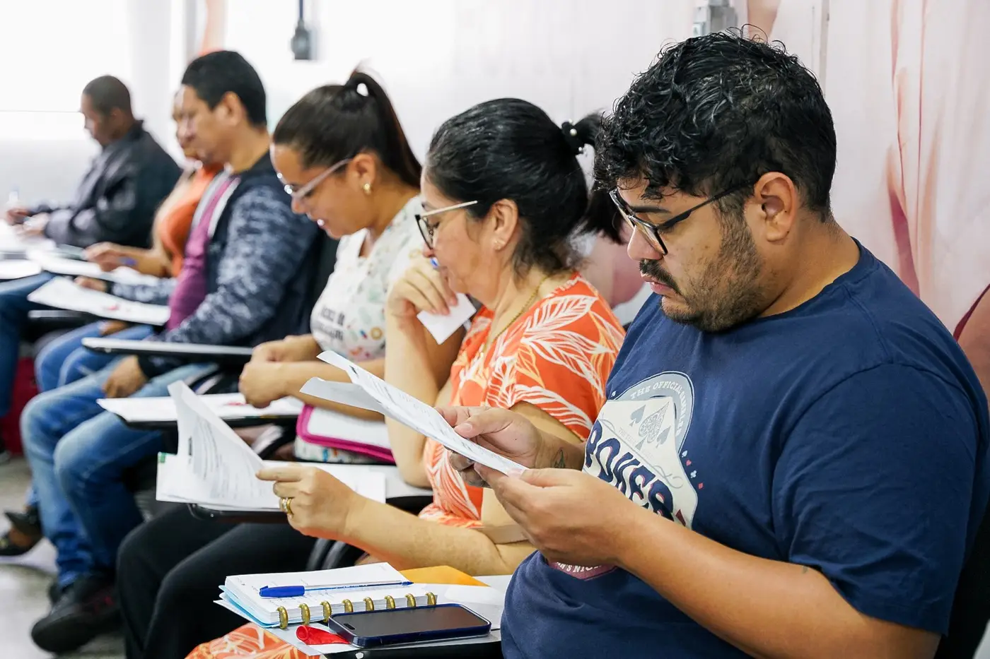 Os profissionais recebem orientação sobre técnicas corretas de amamentação e a importância do acolhimento das mães