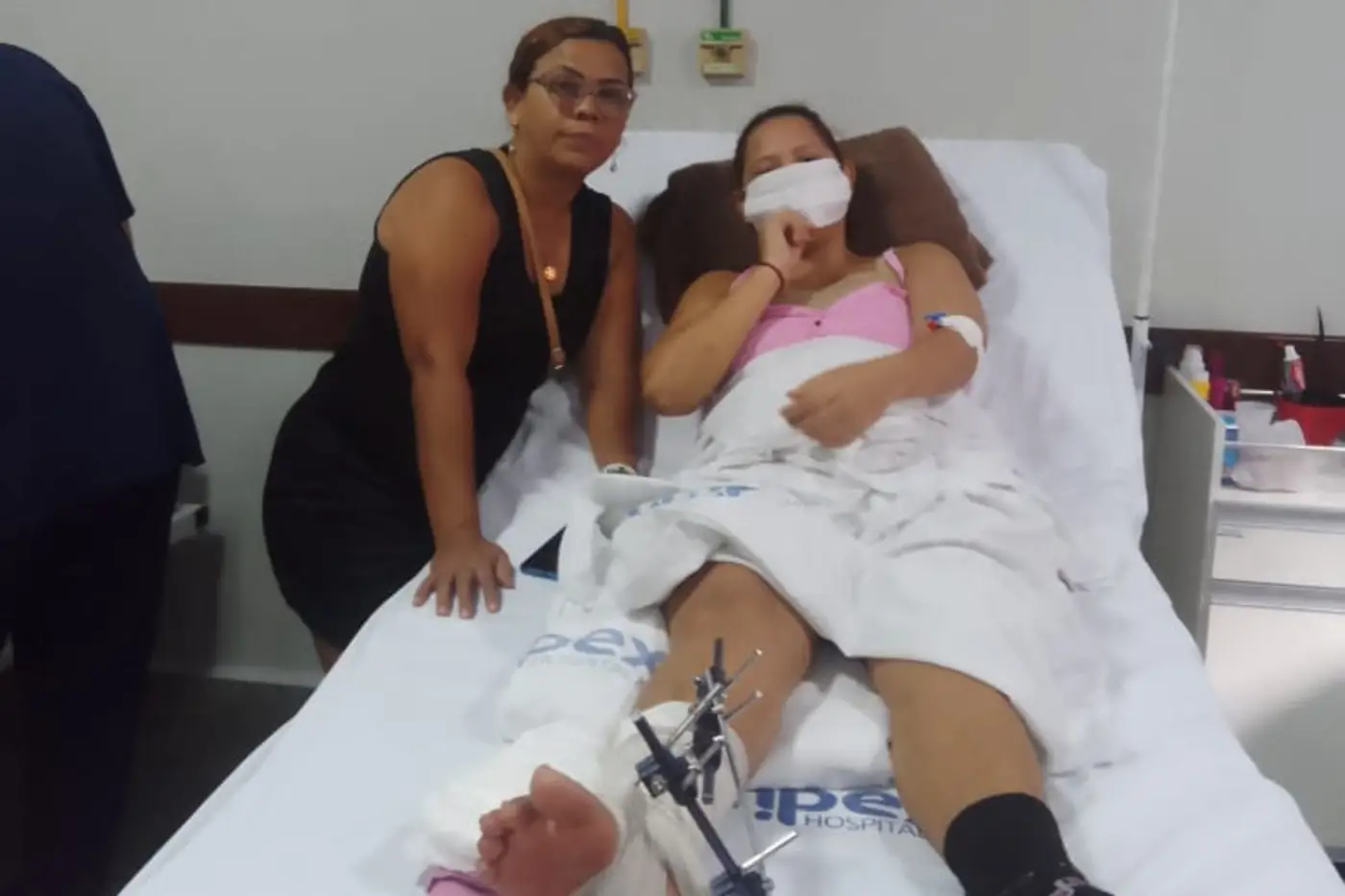 Georgecleia Picanço com a filha Tallyan após cirurgia no Hcal