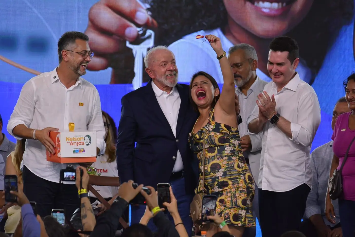 Governador Clécio, presidente Lula e o ministro Renan Filho, celebram a entrega de mais uma moradia em Macapá