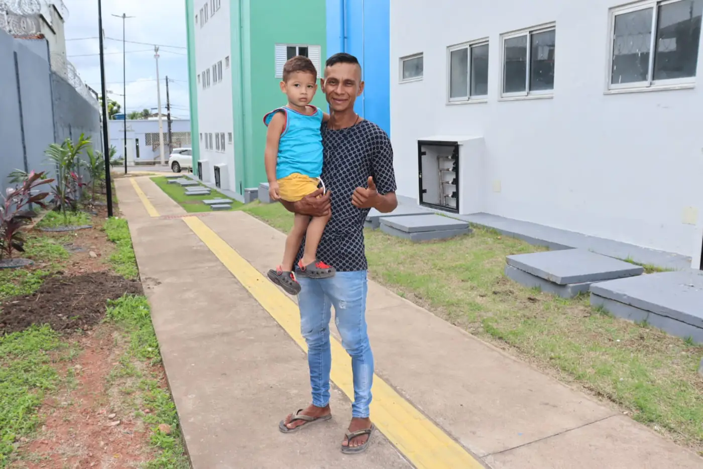 Camilo Alberto e o neto, Carlos Emanuel, no novo residencial do Governo do Amapá