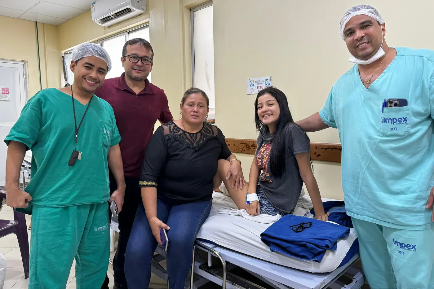 Rosiane Silva celebra com a equipe do Hospital de Emergência, a recuperação da filha Juliana