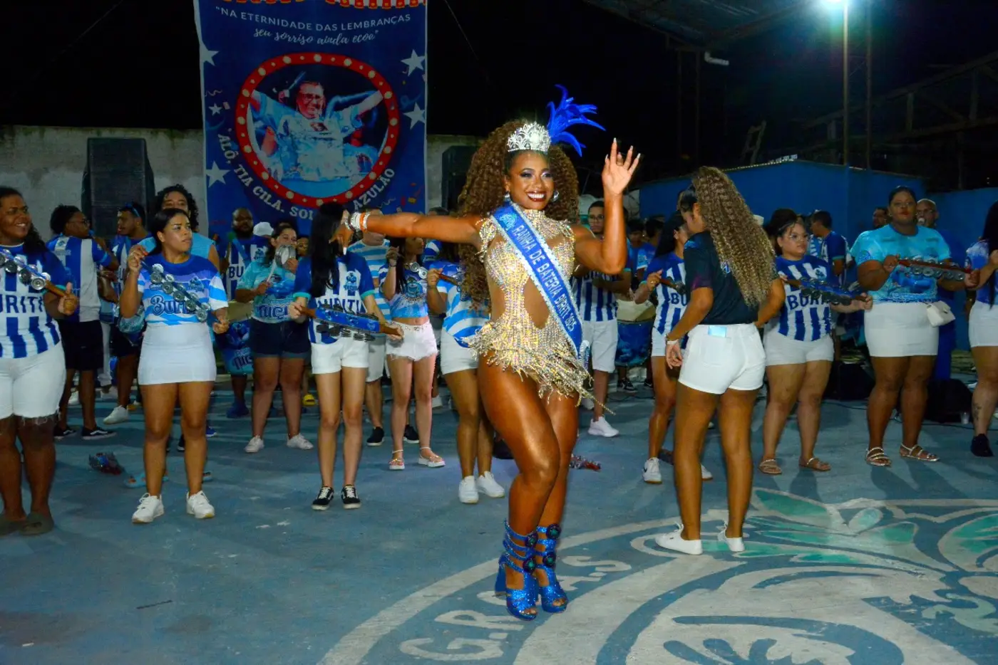 Rainha da Bateria, Luiza Sorriso, com a Orquestra Tucuju